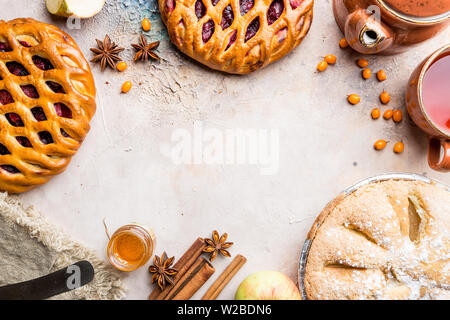Verschiedene hausgemachte Kuchen mit Zutaten. Crostata - offene Berry pie und Apfelkuchen auf eine Tabelle, Ansicht von oben, von oben Stockfoto
