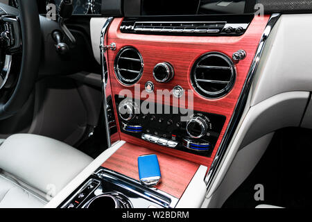 Moderner Luxus Auto weiss Leder Interieur mit natürlichem Holz. Teil aus Leder Autositz details mit Ziernähten. Innenraum der Prestige modernes Auto. Wh Stockfoto