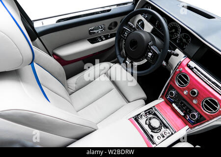 Moderner Luxus Auto weiss Leder Interieur mit natürlichem Holz. Teil aus Leder Autositz details mit Ziernähten. Innenraum der Prestige modernes Auto. Wh Stockfoto