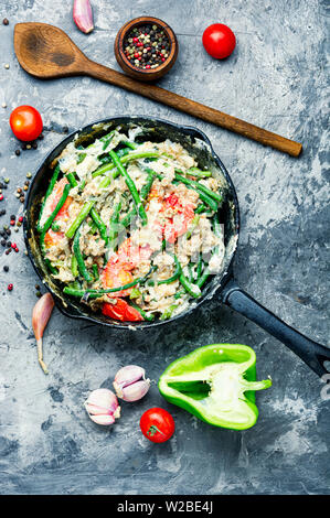 Protein Rührei mit Spargel Bohnen. Spiegeleier mit Gemüse. Gesundes Essen Stockfoto