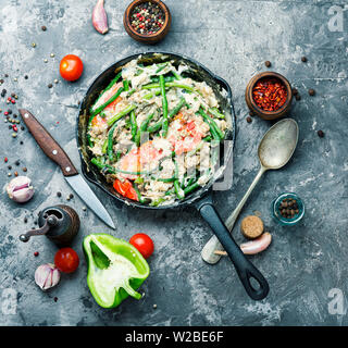 Protein Rührei mit Spargel Bohnen. Spiegeleier mit Gemüse. Gesundes Essen Stockfoto