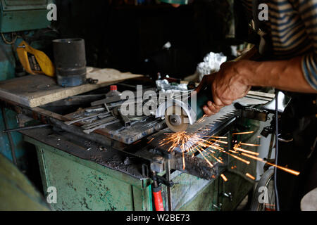 Professionelle schmied Sägen von Metall mit der Kreissäge zu schmieden. Stockfoto