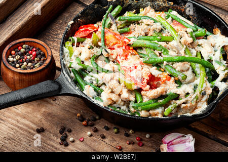 Protein Rührei mit Spargel Bohnen. Spiegeleier mit Gemüse. Gesundes Essen Stockfoto