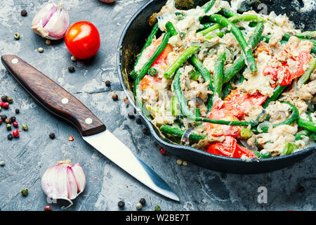 Protein Rührei mit Spargel Bohnen. Spiegeleier mit Gemüse. Gesundes Essen Stockfoto