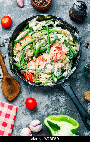 Protein Rührei mit Spargel Bohnen. Spiegeleier mit Gemüse. Fitness Essen Stockfoto