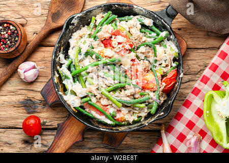 Protein Rührei mit Spargel Bohnen. Spiegeleier mit Gemüse. Fitness Essen Stockfoto