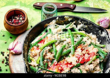 Protein Rührei mit Spargel Bohnen. Spiegeleier mit Gemüse. Fitness Essen Stockfoto