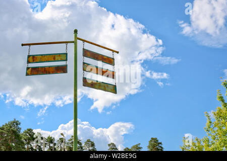 Vintage street sign auf ofne blauer Himmel mit Wolken. Richtung Anleitung Konzept. Kopieren Sie Platz. Stockfoto