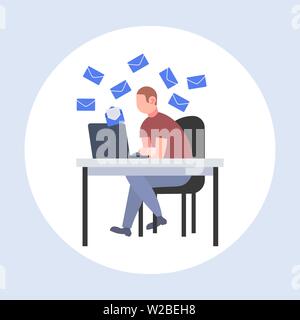 Geschäftsmann mit Laptop e-mails Briefe online e-mail Kommunikation Konzept business Mann am Arbeitsplatz Schreibtisch Flat in voller Länge sitzen Stock Vektor