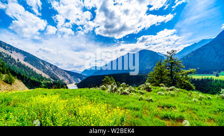 Schroffe Berge entlang des Fraser River, wo die Autobahn 12 Lytton-Lillooet dieses mächtigen Fraser River für eine szenische Fahrt durch BC, Kanada folgt Stockfoto