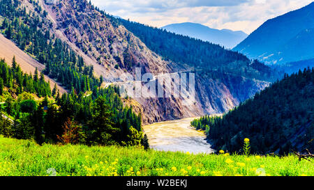 Schroffe Berge entlang des Fraser River, wo die Autobahn 12 Lytton-Lillooet dieses mächtigen Fraser River für eine szenische Fahrt durch BC, Kanada folgt Stockfoto