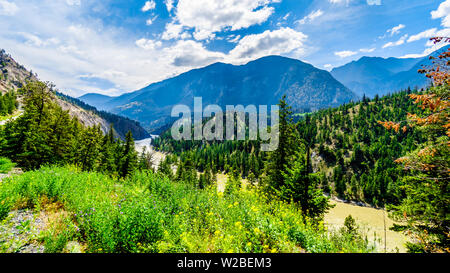 Schroffe Berge entlang des Fraser River, wo die Autobahn 12 Lytton-Lillooet dieses mächtigen Fraser River für eine szenische Fahrt durch BC, Kanada folgt Stockfoto