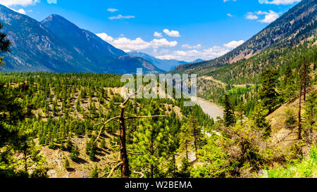 Schroffe Berge entlang des Fraser River, wo die Autobahn 12 Lytton-Lillooet dieses mächtigen Fraser River für eine szenische Fahrt durch BC, Kanada folgt Stockfoto