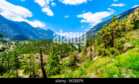 Schroffe Berge entlang des Fraser River, wo die Autobahn 12 Lytton-Lillooet dieses mächtigen Fraser River für eine szenische Fahrt durch BC, Kanada folgt Stockfoto