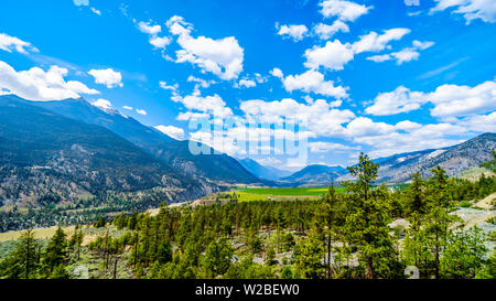 Schroffe Berge entlang des Fraser River, wo die Autobahn 12 Lytton-Lillooet dieses mächtigen Fraser River für eine szenische Fahrt durch BC, Kanada folgt Stockfoto