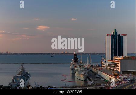 190706-N-LL 146-2157 Odessa, Ukraine (6. Juli 2019) €-Schiffe der Royal Navy, Royal Canadian Navy und der Ukrainischen Marine sind in Odessa, Ukraine angedockt ist, während der übung Sea Breeze 2019 Juli 6, 2019. Sea Breeze ist eine in den USA und der Ukraine gemeinsam Multinationale maritime Übung im Schwarzen Meer statt und wurde entwickelt, um die Interoperabilität der beteiligten Nationen zu verbessern und maritime Sicherheit und Frieden in der Region zu stärken. (U.S. Marine Foto von Mass Communication Specialist 1. Klasse Scott Bigley) Stockfoto