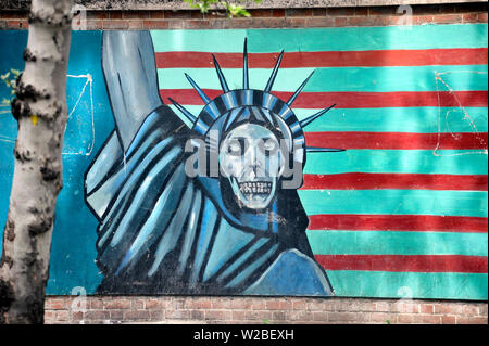 Anti-amerikanischen Wandgemälde, das die Freiheitsstatue als Tod an der Wand des ehemaligen amerikanischen Botschaft in Teheran, Iran Stockfoto