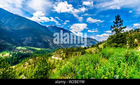 Schroffe Berge entlang des Fraser River, wo die Autobahn 12 Lytton-Lillooet dieses mächtigen Fraser River für eine szenische Fahrt durch BC, Kanada folgt Stockfoto