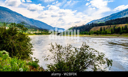 Schroffe Berge entlang des Fraser River, wo die Autobahn 12 Lytton-Lillooet dieses mächtigen Fraser River für eine szenische Fahrt durch BC, Kanada folgt Stockfoto