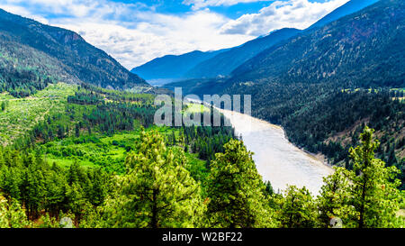 Schroffe Berge entlang des Fraser River, wo die Autobahn 12 Lytton-Lillooet dieses mächtigen Fraser River für eine szenische Fahrt durch BC, Kanada folgt Stockfoto