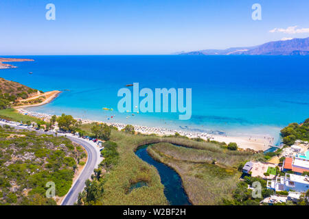 Berühmte Sandstrand von Almyros und der Fluss in der Nähe von Agios Nikolaos, Kreta, Griechenland. Stockfoto