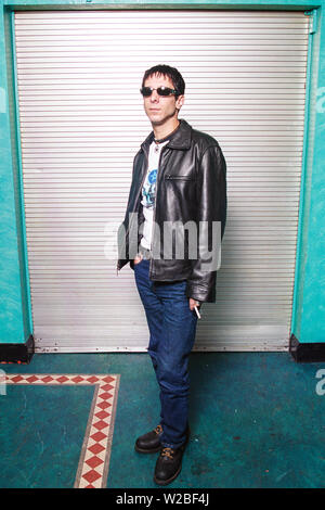 Jonathan Donahue von Mercury Rev fotografiert Backstage an der Universität Newcastle am 7. Oktober 2001. England, Vereinigtes Königreich. Stockfoto