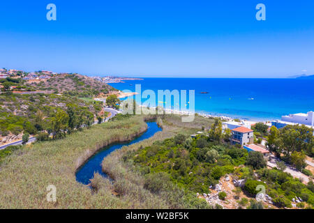 Berühmte Sandstrand von Almyros und der Fluss in der Nähe von Agios Nikolaos, Kreta, Griechenland. Stockfoto