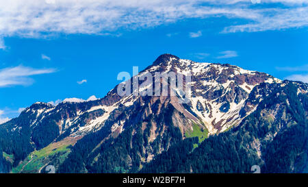 Die pyramidenförmigen Cheam Berg, oder Cheam Peak, hoch über dem Fraser Valley von der Lougheed Highway in der Nähe von Agassiz, BC, Kanada gesehen Stockfoto