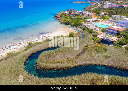 Berühmte Sandstrand von Almyros und der Fluss in der Nähe von Agios Nikolaos, Kreta, Griechenland. Stockfoto