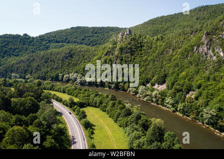 Luftaufnahme der Ruinen der alten Burg Strecno (Starhrad) und Vah River, Slowakische Republik Stockfoto