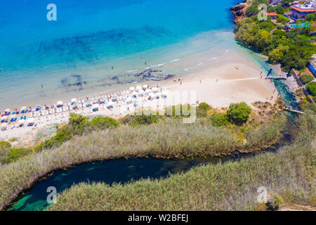 Berühmte Sandstrand von Almyros und der Fluss in der Nähe von Agios Nikolaos, Kreta, Griechenland. Stockfoto