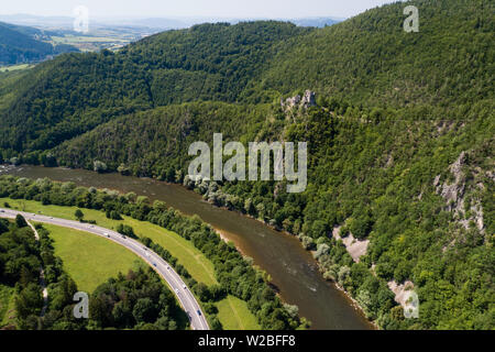 Luftaufnahme der Ruinen der alten Burg Strecno (Starhrad) und Vah River, Slowakische Republik Stockfoto