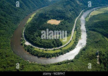 Domasinsky Mäander des Flusses Vah, Starhrad Ruinen Burg mit Straßen, Wiesen, Wald und Hügel von Lucanska Mala Fatra Gebirge, Slowakei Stockfoto