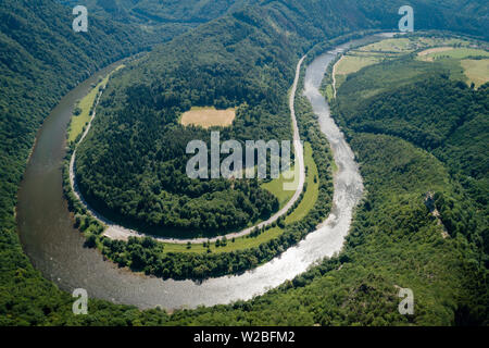 Domasinsky Mäander des Flusses Vah, Starhrad Ruinen Burg mit Straßen, Wiesen, Wald und Hügel von Lucanska Mala Fatra Gebirge, Slowakei Stockfoto