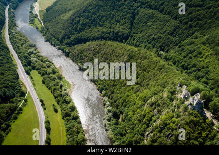 Luftaufnahme der Ruinen der alten Burg Strecno (Starhrad) und Vah River, Slowakische Republik Stockfoto