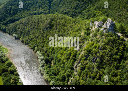 Luftaufnahme der Ruinen der alten Burg Strecno (Starhrad) und Vah River, Slowakische Republik Stockfoto