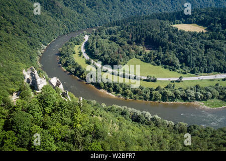 Domasinsky Mäander des Flusses Vah, Starhrad Ruinen Burg mit Straßen, Wiesen, Wald und Hügel von Lucanska Mala Fatra Gebirge, Slowakei Stockfoto