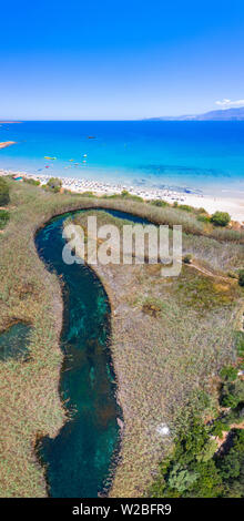 Berühmte Sandstrand von Almyros und der Fluss in der Nähe von Agios Nikolaos, Kreta, Griechenland. Stockfoto