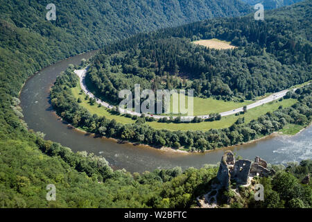 Domasinsky Mäander des Flusses Vah, Starhrad Ruinen Burg mit Straßen, Wiesen, Wald und Hügel von Lucanska Mala Fatra Gebirge, Slowakei Stockfoto