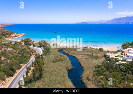 Berühmte Sandstrand von Almyros und der Fluss in der Nähe von Agios Nikolaos, Kreta, Griechenland. Stockfoto