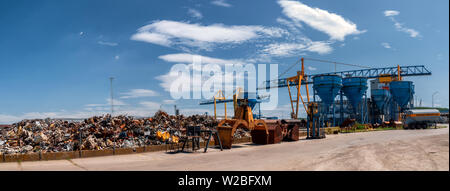 Stapel von Aluminium- und Metallschrott zum Recycling Stockfoto