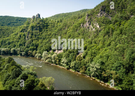 Luftaufnahme der Ruinen der alten Burg Strecno (Starhrad) und Vah River, Slowakische Republik Stockfoto