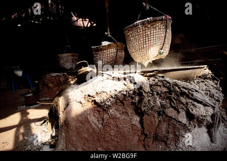 Salz Körbe auf alten Terrakotta Öfen in Thailand Stockfoto