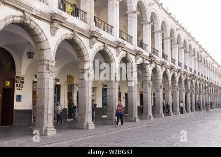 Arequipa, Peru - street scene auf der Plaza de Armas, dem Hauptplatz in Arequipa, Peru, Südamerika. Stockfoto