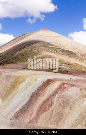 Peru Palccoyo Berg (alternative Rainbow Berg) - Blick von den Hängen des bunten Palccoyo Berg in Peru, Südamerika. Stockfoto