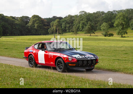 Nissan Datsun 240Z Supersportwagen der 1972 70er Jahre bei der Oldtimer-Rallye im Juli 2019. Mark Woodwards Hochsommer-Oldtimer-Show reiste nach Carnforth, um auf der diesjährigen Leighton Hall Transportshow mehr Klassiker, Geschichtsbücher, Oldtimermotoren und Sammlerstücke zu präsentieren. eine Gelegenheit, mehr als 500 klassische Fahrzeuge von gestern auf einer der umfangreichsten und vielfältigsten Shows im Sommer Oldtimer-Event zu sehen. Stockfoto