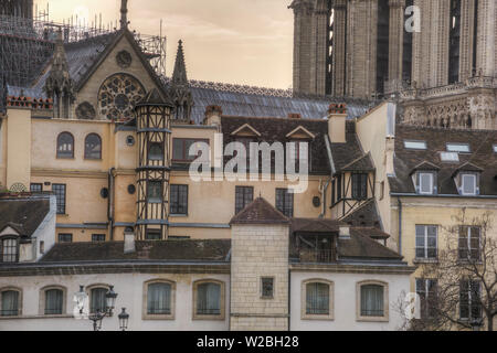 Fake mittelalterliches Haus im Zentrum von Paris, im Hintergrund die Kathedrale Notre Dame cathedrala, wenige Wochen bevor das Gebäude wurde durch einen Brand beschädigt Stockfoto