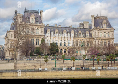 Editorial: Paris, Frankreich, 5. März 2019 - Rathaus von Paris in der Mitte von Paris, von der anderen Seite der Seine gesehen Stockfoto