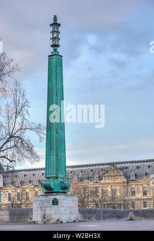 Ausziehbare Laterne auf der Pont du Carrousel am Quai Voltaire, eine Brücke über die Seine in Paris. Im Hintergrund ist der Louvre Stockfoto