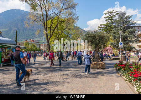 Strasse sehen, Passer Promenade in der Stadt Meran mit vielen Fußgänger. Meran. Provinz Bozen, Südtirol, Italien. Europa. Stockfoto